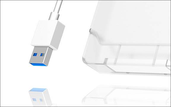 Een USB-kabel met een witte stekker en blauwe contacten wordt in een transparente behuizing gestoken.