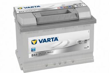 Autobatterij van het merk Varta met een grijs behuizing. Model: Silver Dynamic E44, 12V, 77Ah, 780A startstroomsterkte.