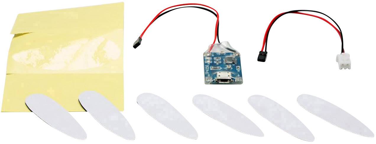 Kleine printplaat met kabels, plakpads en geel beschermend papier. Accessoireset voor elektronische toepassingen.