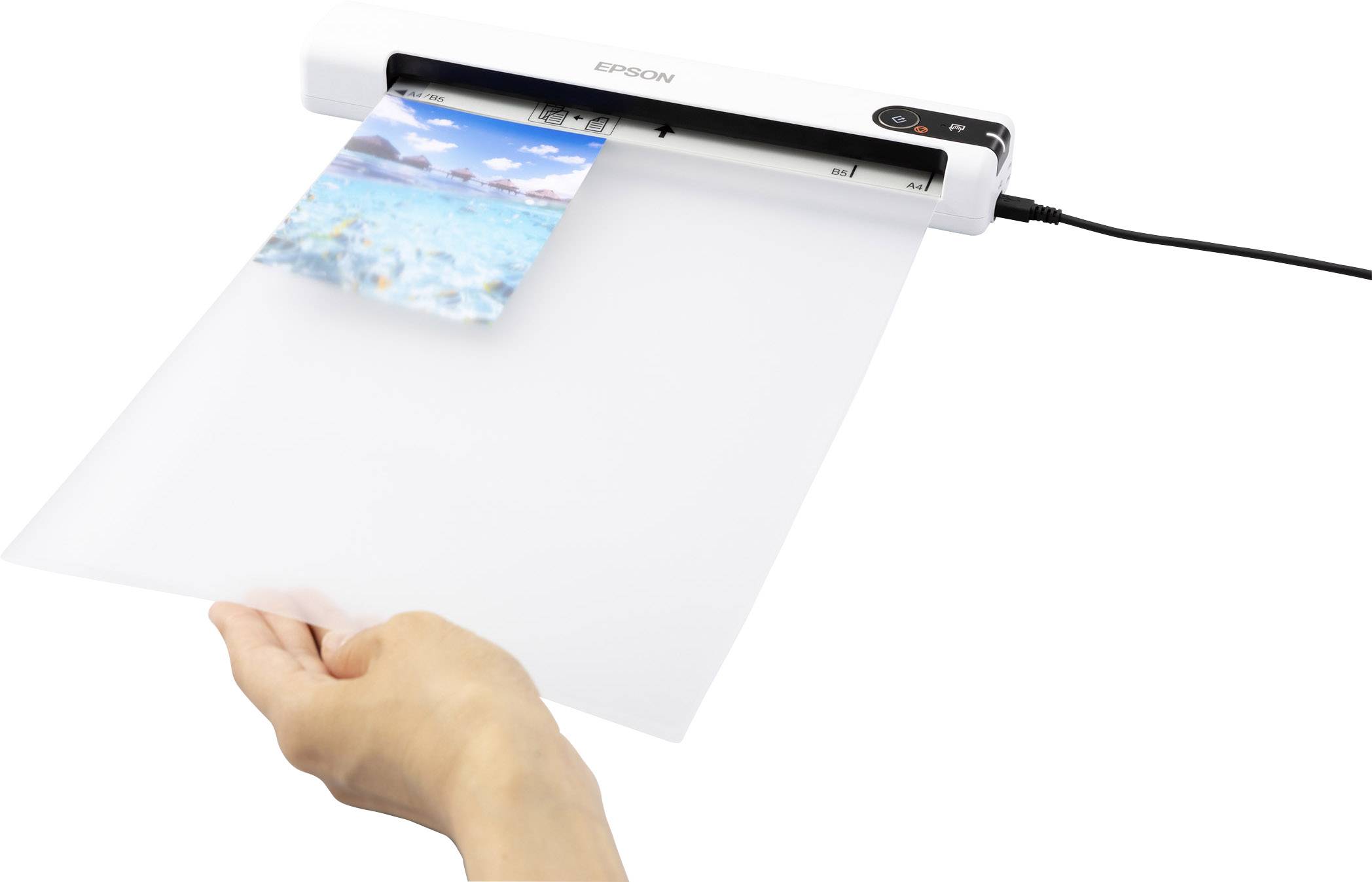 Een hand voert een foto door een witte scanner die is aangesloten op een kabel. Het apparaat scant de afbeelding en toont het resultaat bovenaan.