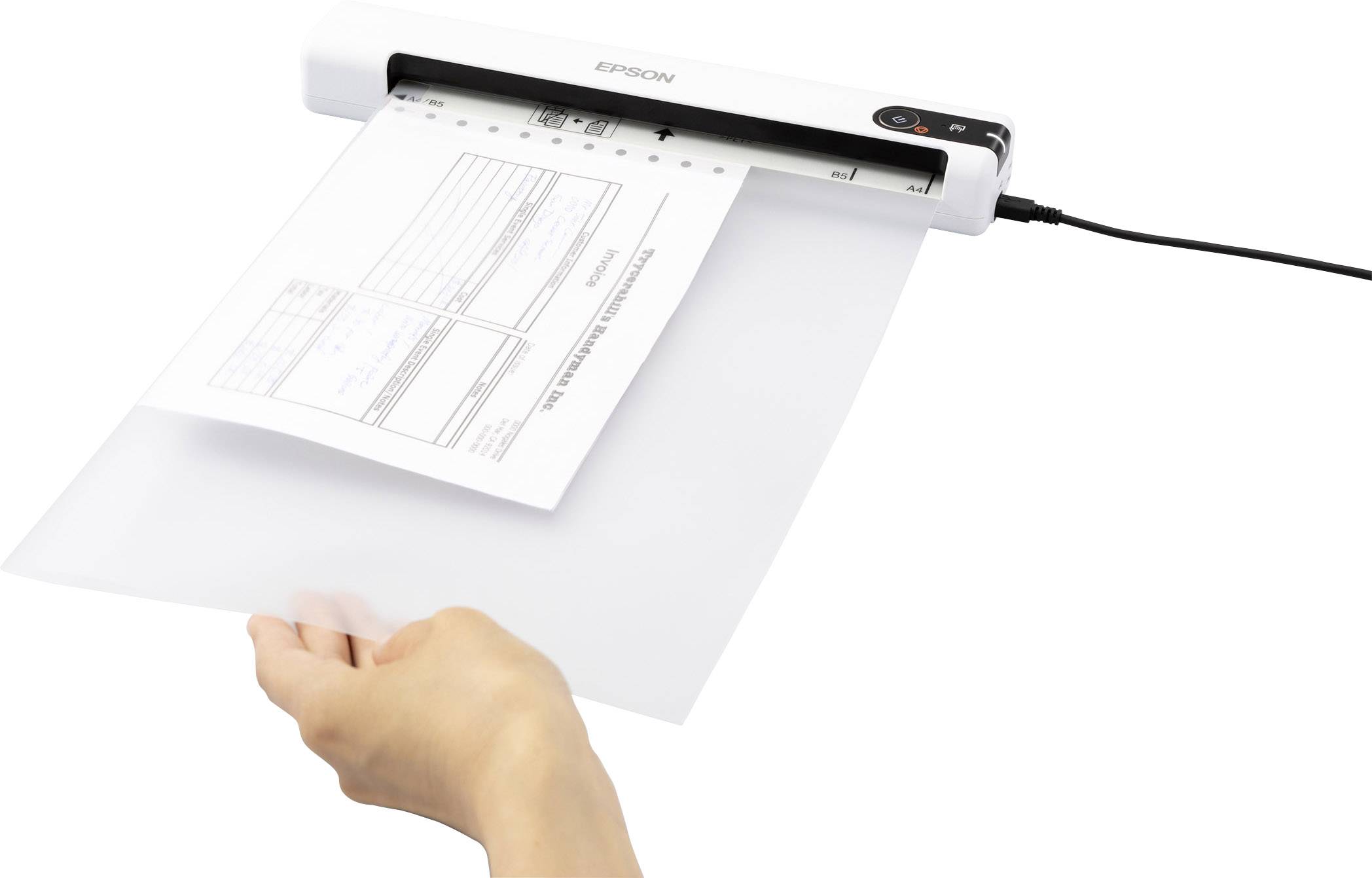 Een document wordt gedigitaliseerd met een draagbare scanner. Een hand voert het papier in de scanner die met een kabel is verbonden.