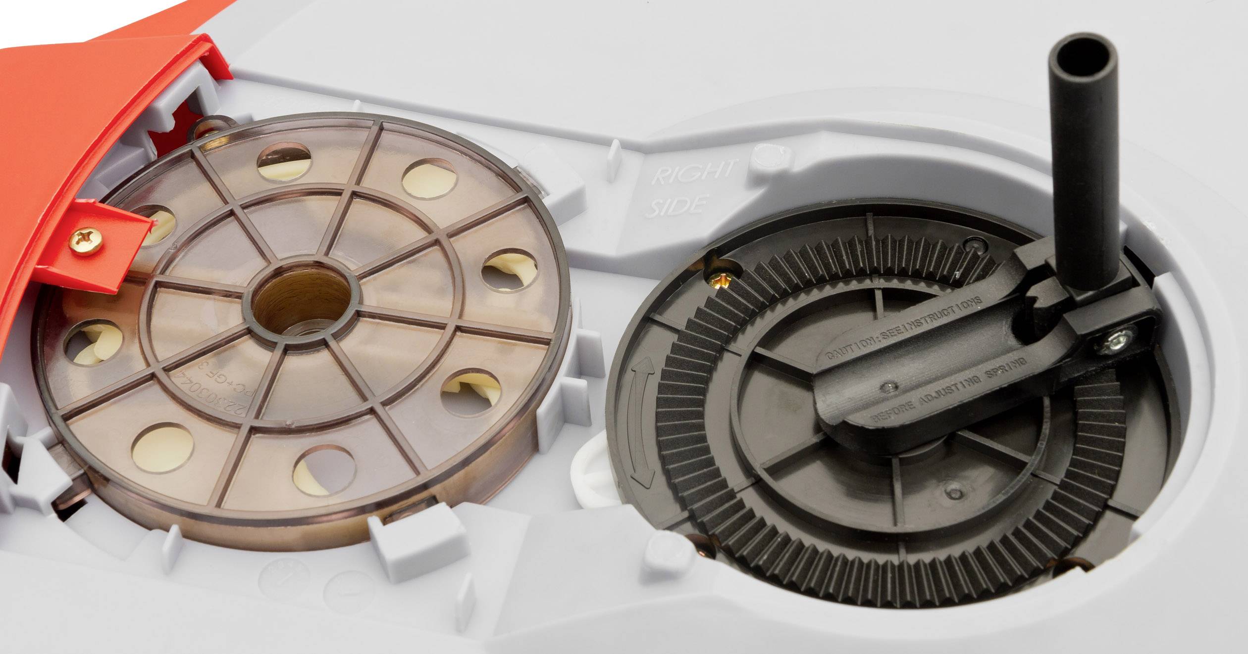 Een geopende rookmelder toont zijn interne mechanismen, zoals de ronde sensormodule en de kunststof afdekking voor rookdetectie.
