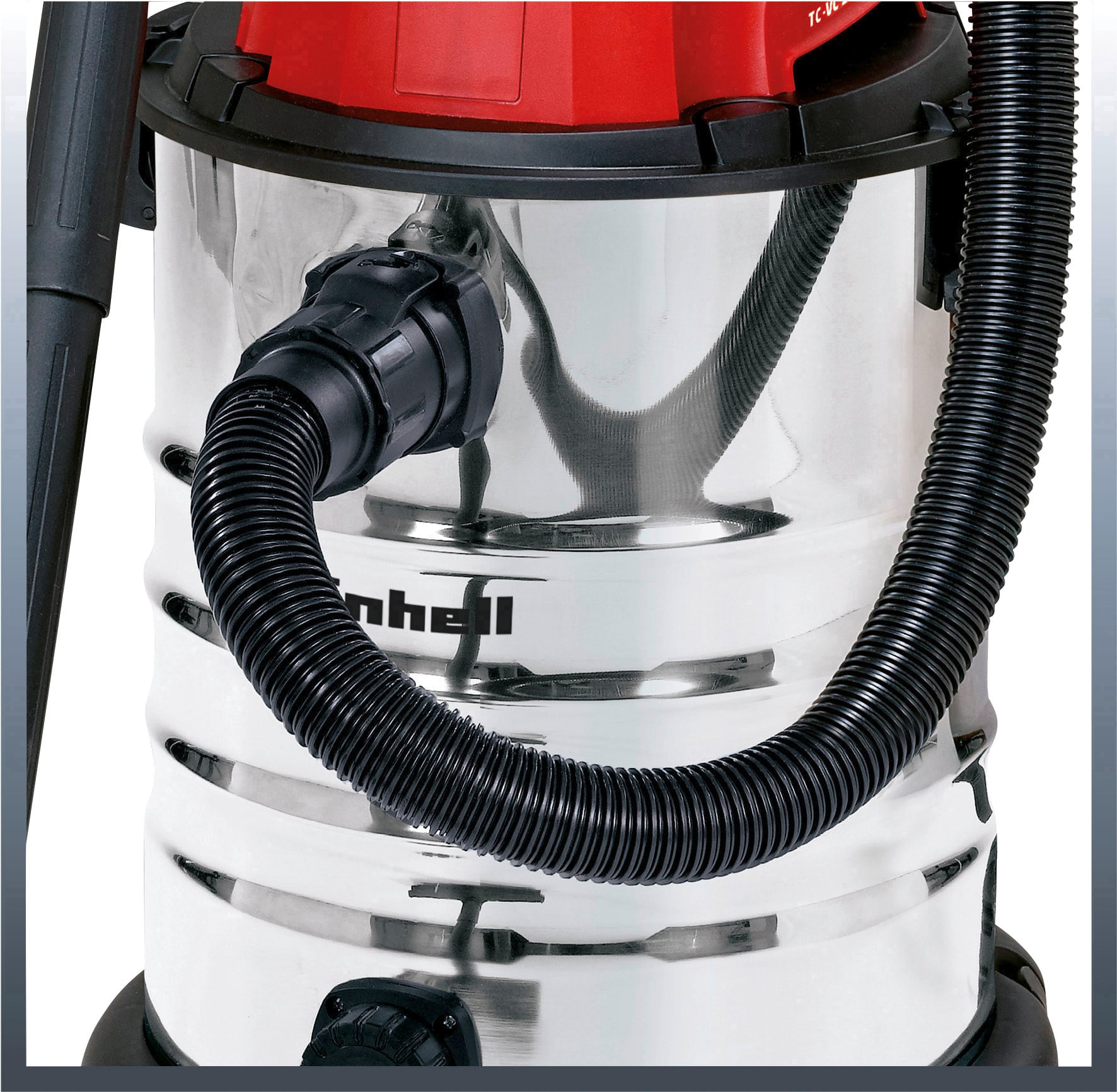 Een zilveren nat-droog stofzuiger met rode accenten en een zwarte slang, geschikt voor veelzijdige reinigingstoepassingen.