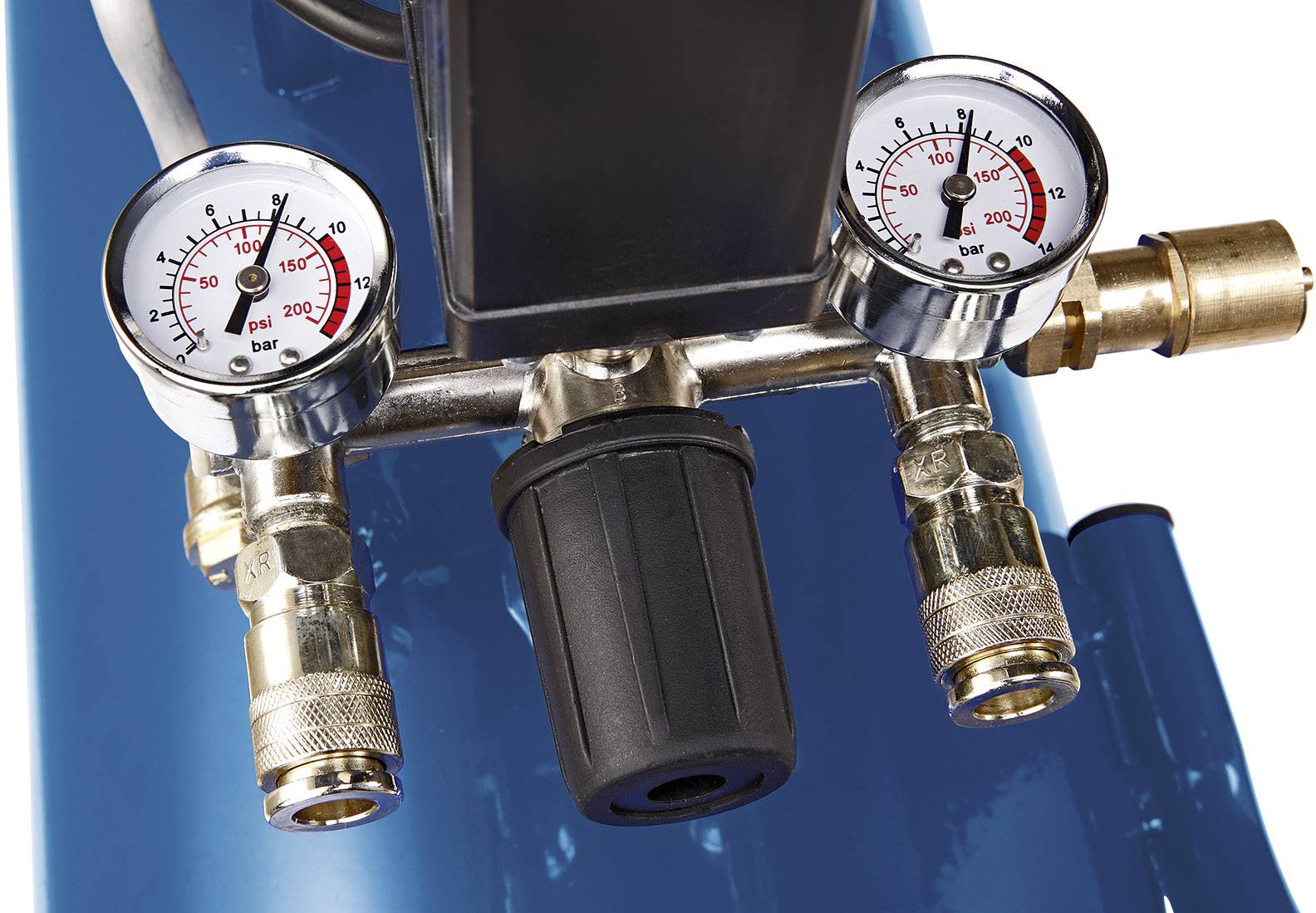 Een drukregelaar met twee manometers toont de luchtdruk in bar. Drukkoppelingen onderaan, gemonteerd op een blauwe cilinder.