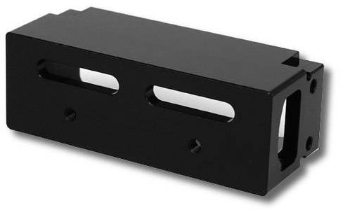Een zwarte, rechthoekige metalen blok met twee lange, smalle gleufjes aan de zijkant. De blok heeft meerdere boorgaten.