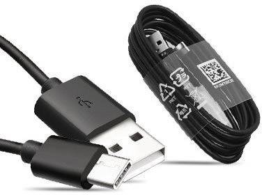 Een zwart USB-kabel met een USB-A-stekker en een Micro-USB-stekker, opgerold, met recycling-symbolen op de verpakking.