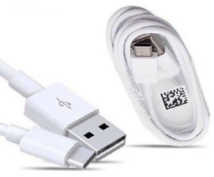 Een USB-kabel en een oplaadkabel met USB-C-aansluiting zijn afgebeeld. Beide zijn wit en netjes opgerold.