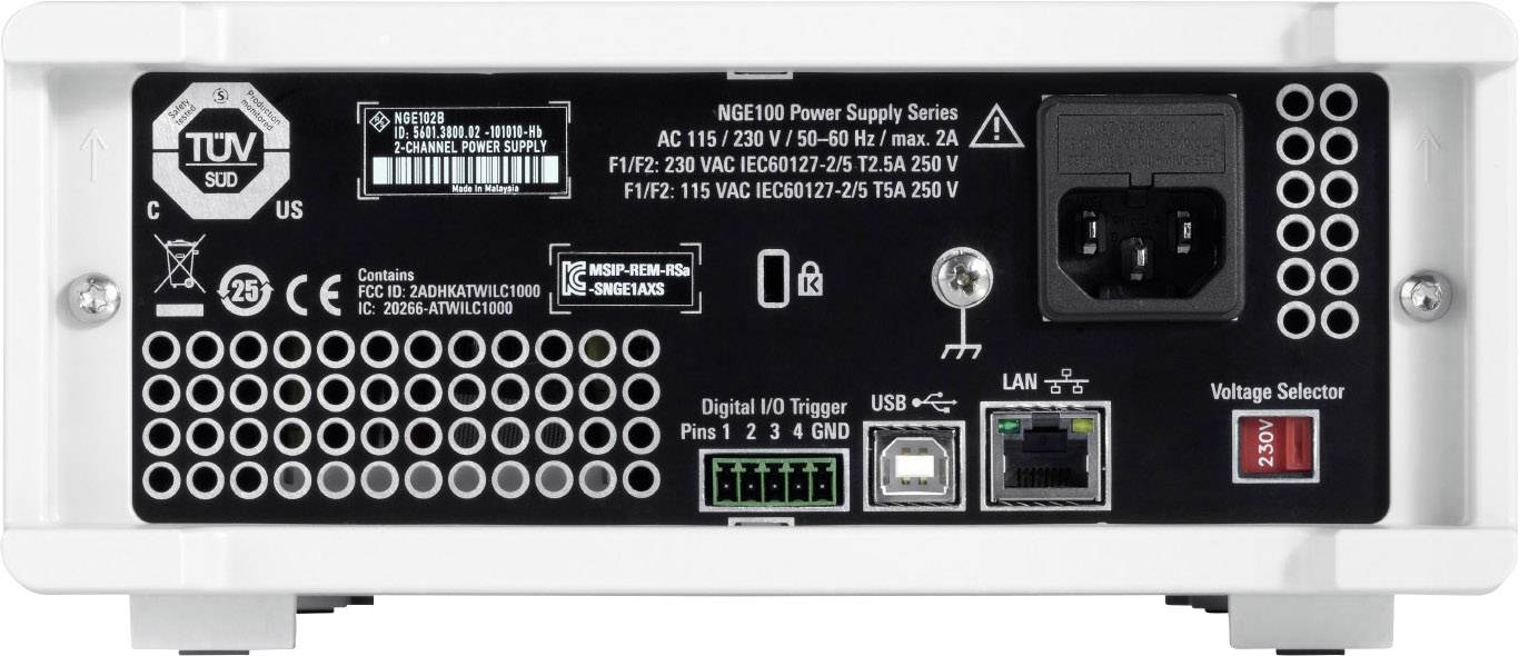 Achterkant van een voedingsunit met verschillende aansluitingen: netvoedingsaansluiting, LAN, USB-poorten en spanningsschakelaar. Labels en certificeringen zichtbaar.