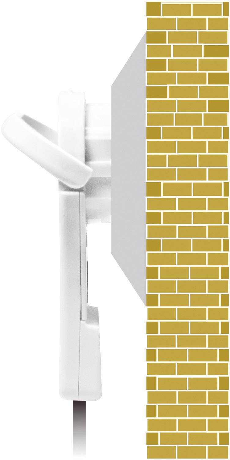 Een elektrische stekker wordt in een stopcontact gestoken, dat is geïnstalleerd in een bakstenen muur. Zijaanzicht van de elektrische aansluiting.