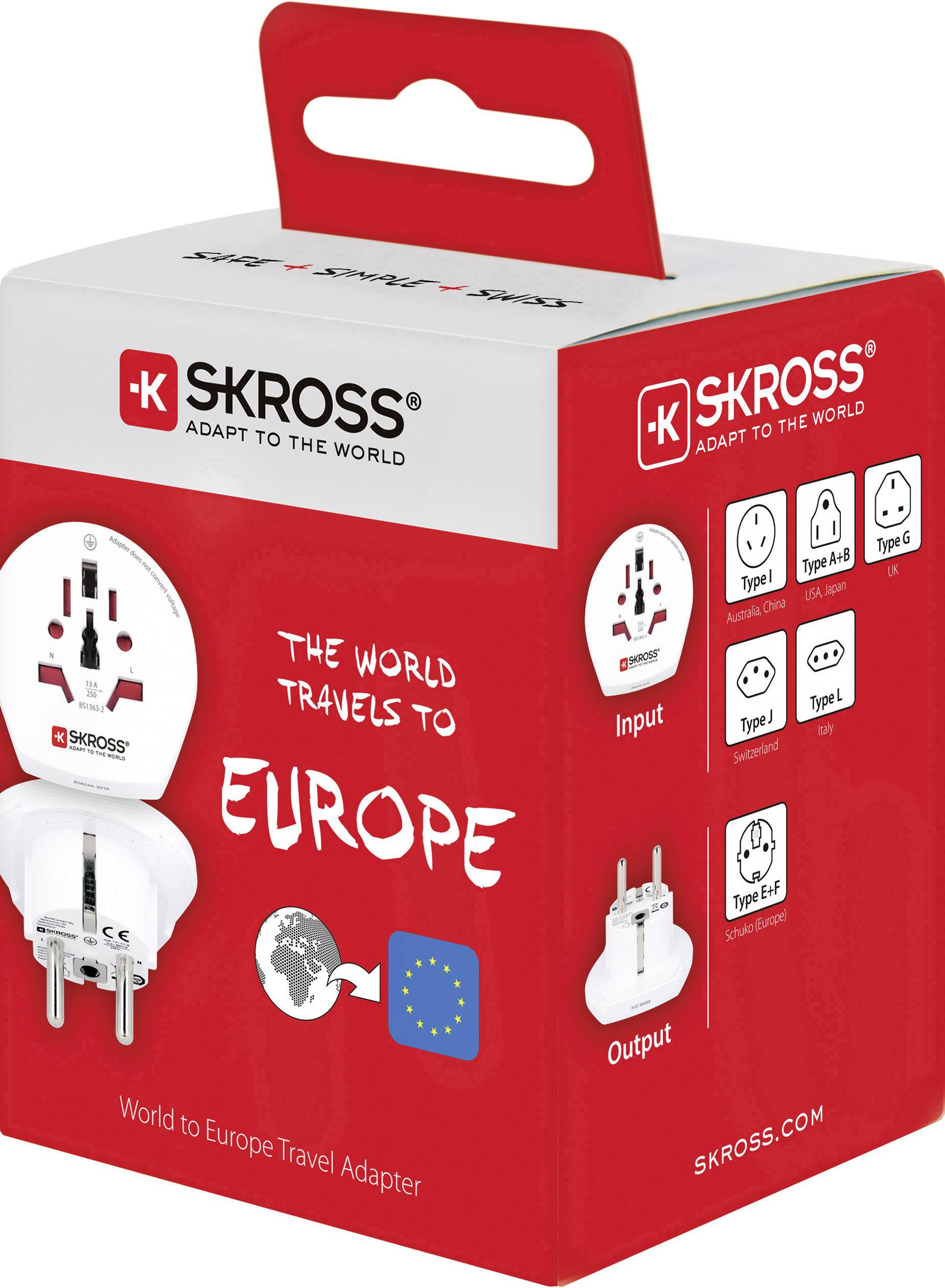 Een rode verpakking van een reisadapter van SKROSS. Opschrift: 'De Wereld Reist naar Europa', met afbeeldingen van stopcontacten en adapters.