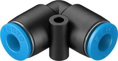Een zwart, L-vormig buisverbindingsstuk met blauwe uiteinden, dat wordt gebruikt in pneumatische systemen.