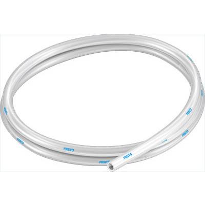 Een witte, flexibele kunststof slangrol met blauwe 'Festo'-opdruk, ligt cirkelvormig en klaar voor gebruik.