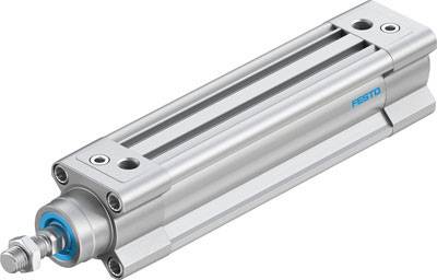 Een pneumatische cilinder van Festo, zilverkleurig, met blauwe afdichting en meerdere bevestigingsgaten, voor industriële toepassingen.