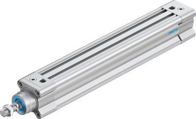 Lange, zilveren pneumatische cilinder met blauwe dop en het opschrift 'FESTO'.