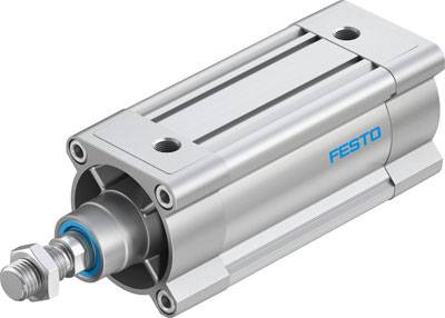 Een zilveren pneumatische cilinder met een blauwe 'Festo'-opdruk; rechthoekige vorm met een bout aan één zijde.