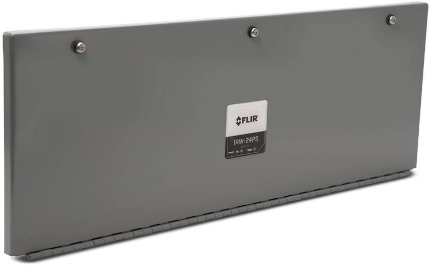 Een grijze FLIR infrarood raamafdekking met vier bevestigingspunten en een etiket in het midden, voornamelijk gebruikt in industriële toepassingen.