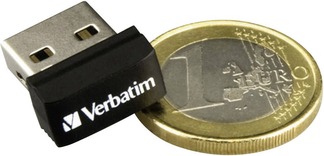 Verbatim USB-stick naast een 1-euromunt. De stick is veel kleiner dan de munt, wat zijn compacte afmetingen benadrukt.