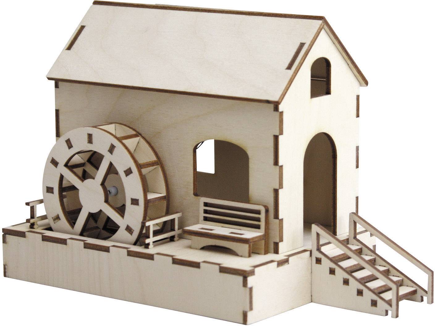 Een klein houten model van een watermolen met waterrad, bank en trap. Het gebouw heeft open ramen en deuren.