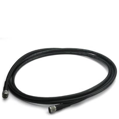 Zwart coaxkabel met metalen connectoren aan beide uiteinden, op een witte ondergrond.