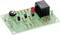 Elektronische schakeling met verschillende weerstanden, een rode LED, een potentiometer en een zwart relais op een groene printplaat.