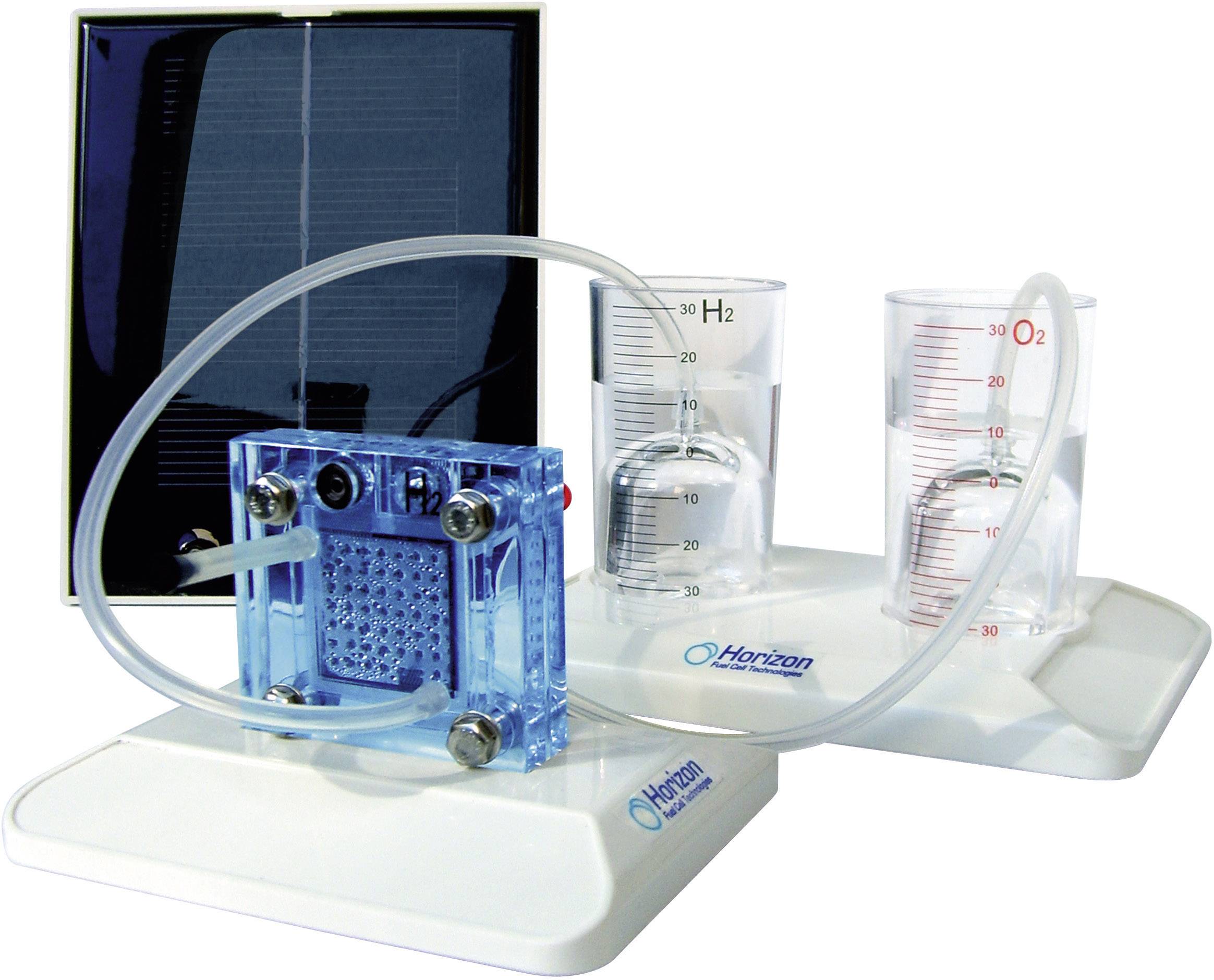 Brandstofcel experimenteerset met zonnepaneel en twee maatcilinders voor waterstof en zuurstof in een laboratoriumopstelling.