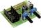 Elektronische schakeling met weerstanden, condensatoren en blauwe potentiometers op een groene printplaat.