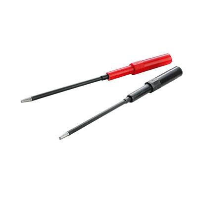 Twee meetpennen, een rode en een zwarte, voor elektrische meetapparatuur. Ze hebben dunne, lange metalen punten en geïsoleerde handgrepen.