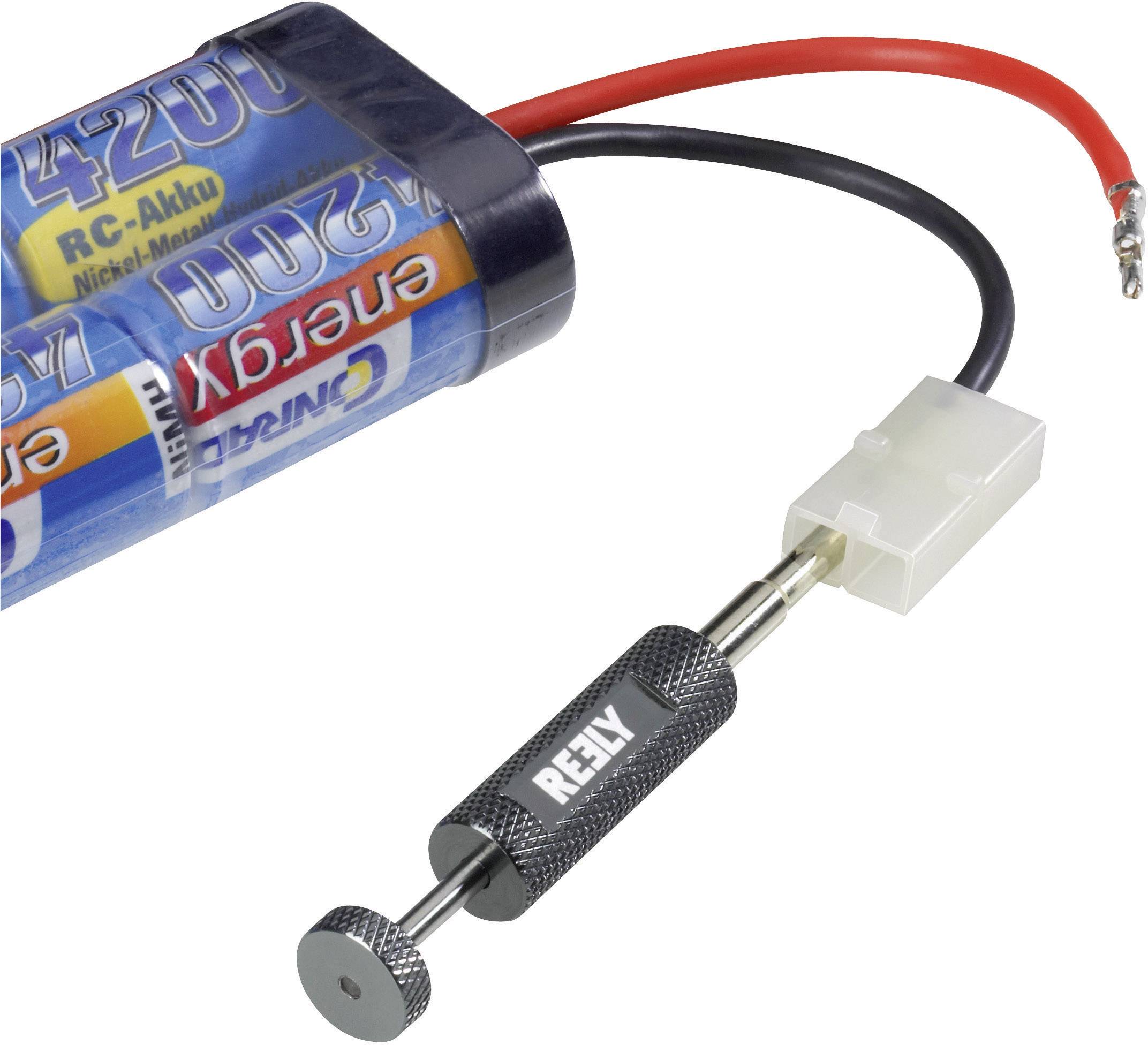 Accu met kabel en stekkerverbinding, naast een metalen gereedschap met de opdruk 'RELY'. Elektrotoebehoren voor batterij-invoer.