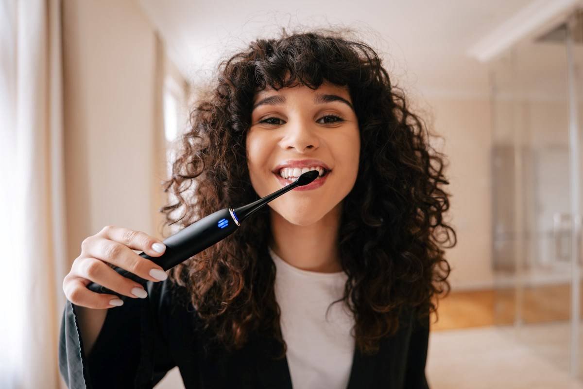truelife SonicBrush Clean70 UV Tandenborstel Zwart - 2 Koppen-1
