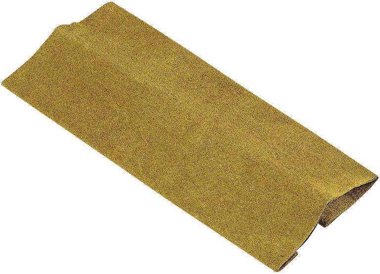 Een rechthoekig stuk schuurpapier in een lichtbruine tint. Het is licht opgerold en geschikt voor het schuren van oppervlakken.