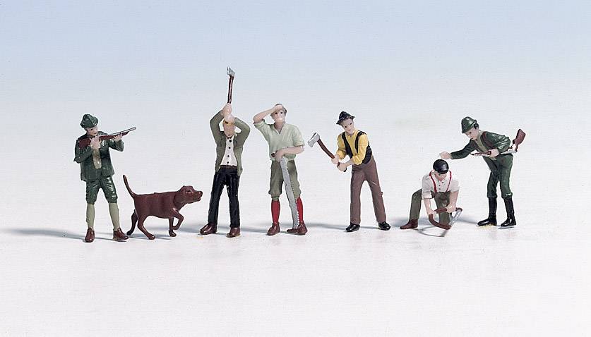 Zes miniatuurfiguren in jachtuitrusting met een hond nemen een pose aan. Twee houden geweren vast, een schiet, anderen heffen bijlen op, nog een andere knielt.