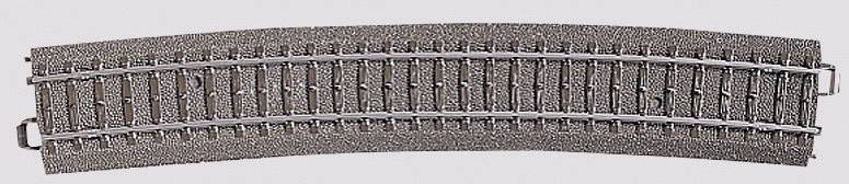 Een enkel stuk gebogen modelbaanrails, houtbruine look met twee metalen rails, tegen een neutrale achtergrond.