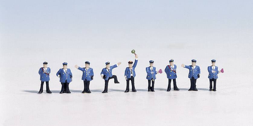 Acht miniatuurbeeldjes van politieagenten in blauwe uniformen staan naast elkaar. Sommigen heffen een hand of houden voorwerpen vast.