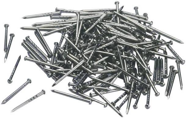 Een hoop zilveren nagels ligt op een witte achtergrond.