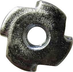 Een zilveren metalen stuk in de vorm van een lemmet met een centraal gat, dat lijkt op een constructie met vier bladen.