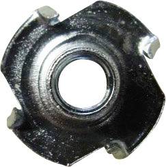 Het beeld toont een metalen T-moer met vier klauwvingers. Hij heeft een centraal gat voor het bevestigen van schroeven of bouten.