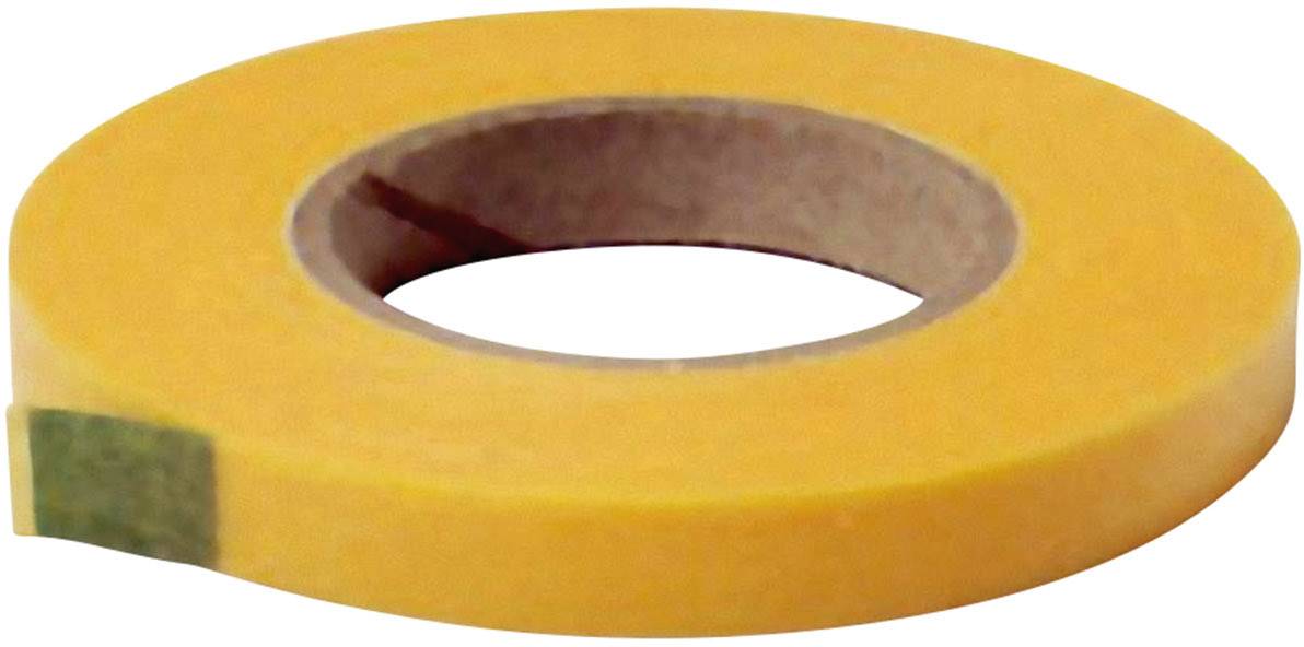 Geel plakband op een rol tegen een witte achtergrond.