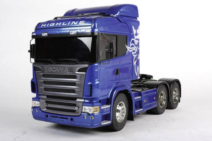 Blauwe vrachtwagen met 'Highline' op de dakrand, opvallende grille, twee achteras-configuraties.