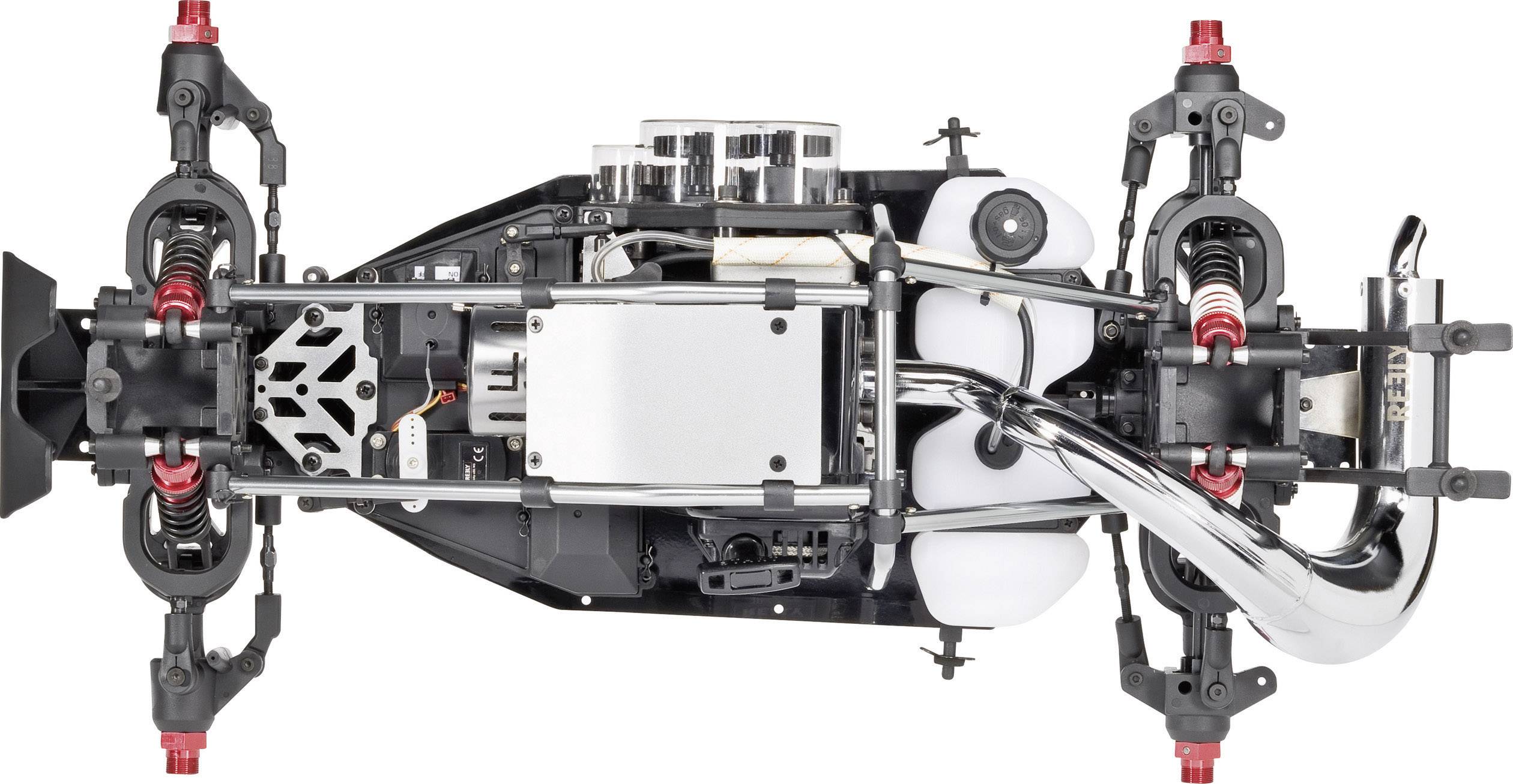 Aanzicht van een bestuurbare auto van onderen, toont het chassis, ophanging, vering en aandrijfcomponenten.