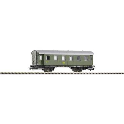 Een groene modeltreinwagon op een spoor met een zilver dak en meerdere ramen.