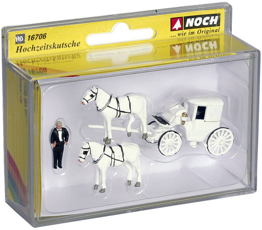 Verpakte miniatuur-trouwkoets met twee witte paarden en een man in een pak, op H0-schaal.