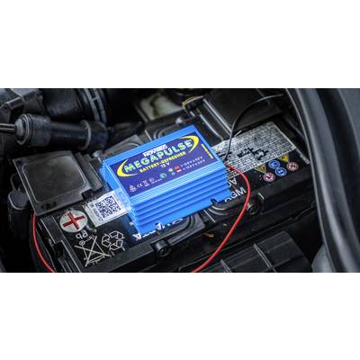 Een blauwe batterijregenerator met het opschrift 'Megapulse' is aangesloten op een autoaccu om de levensduur ervan te verlengen.