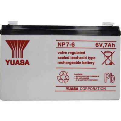 Een verzegelde lood-zuur-accu van Yuasa, model NP7-6, met 6V en 7Ah. Waarschuwingen ter voorkoming van kortsluiting en gasgevaar.