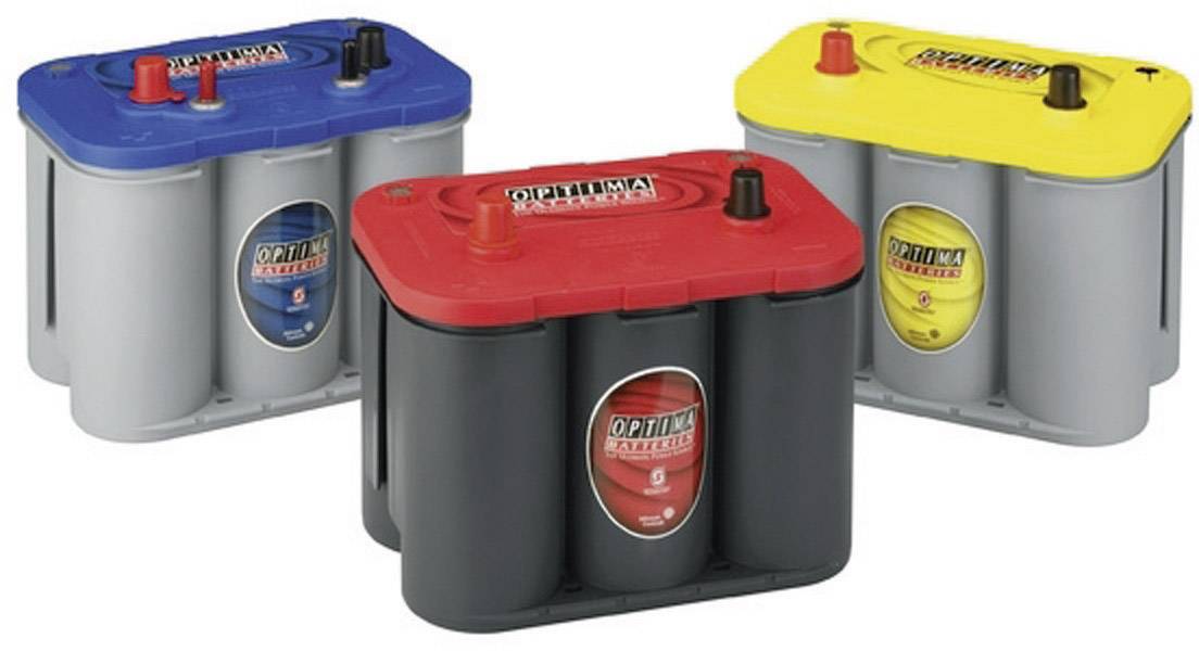 Drie gekleurde autobatterijen naast elkaar: blauw, rood en geel. Elke batterij heeft een cilindrische constructie en opvallende gekleurde doppen.