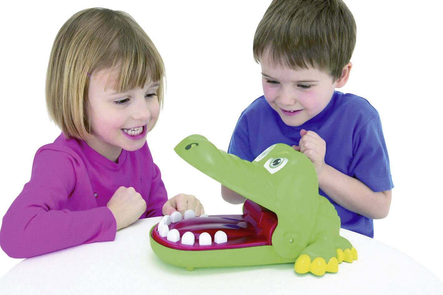 Twee kinderen spelen met een krokodillenknuffel met een open bek. Ze lijken gespannen en geïnteresseerd.