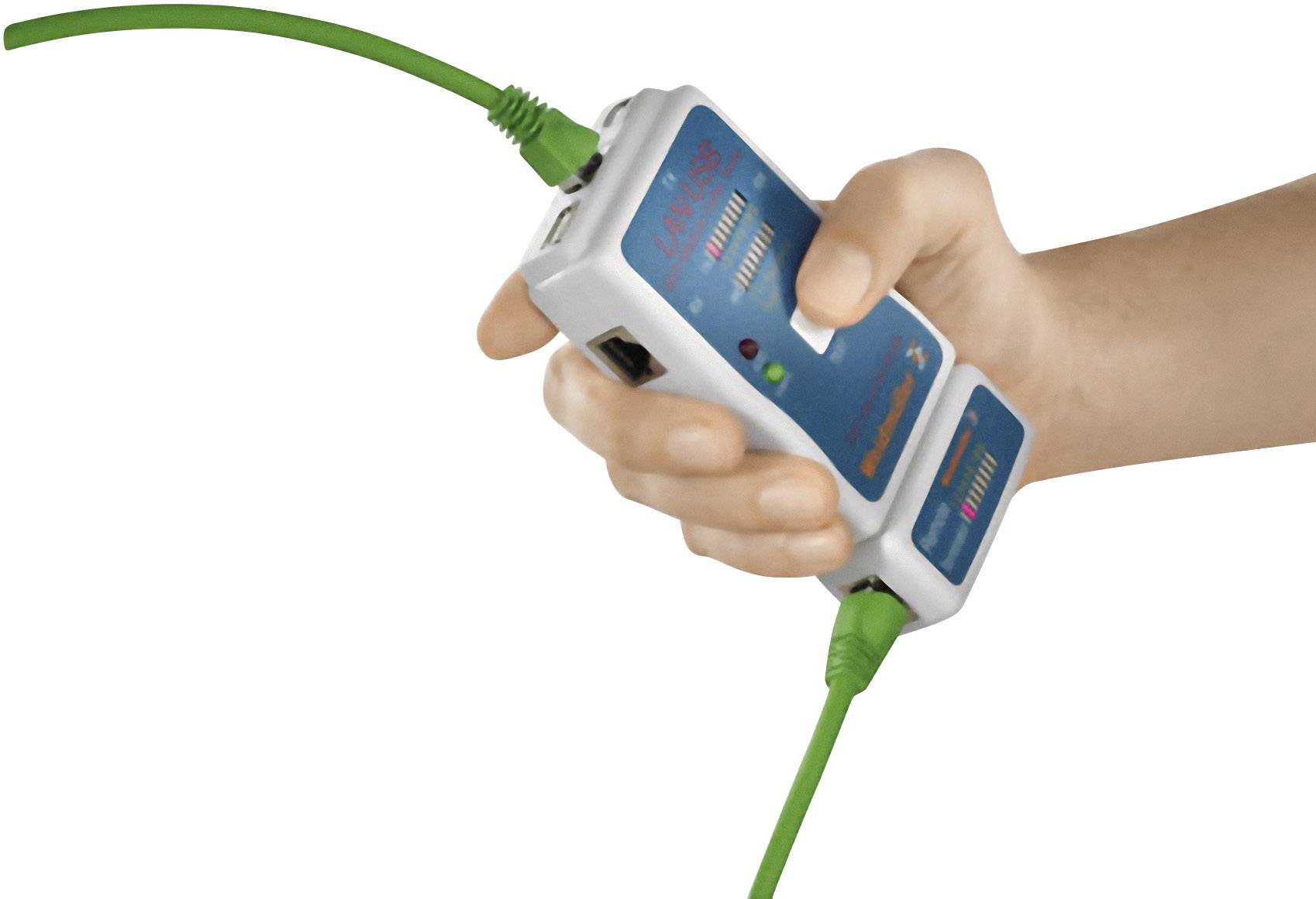 Een hand houdt een elektrische testapparatuur vast met groene kabels. Het apparaat toont drie indicatielampjes voor de verbindingsstatus.