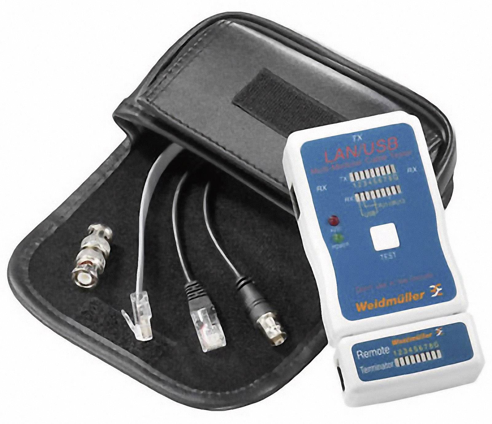 LAN/USB-kabeltest-apparaat met zwarte aansluitkabels en connectoren, naast een zwarte tas. Ideaal voor netwerkanalyse.