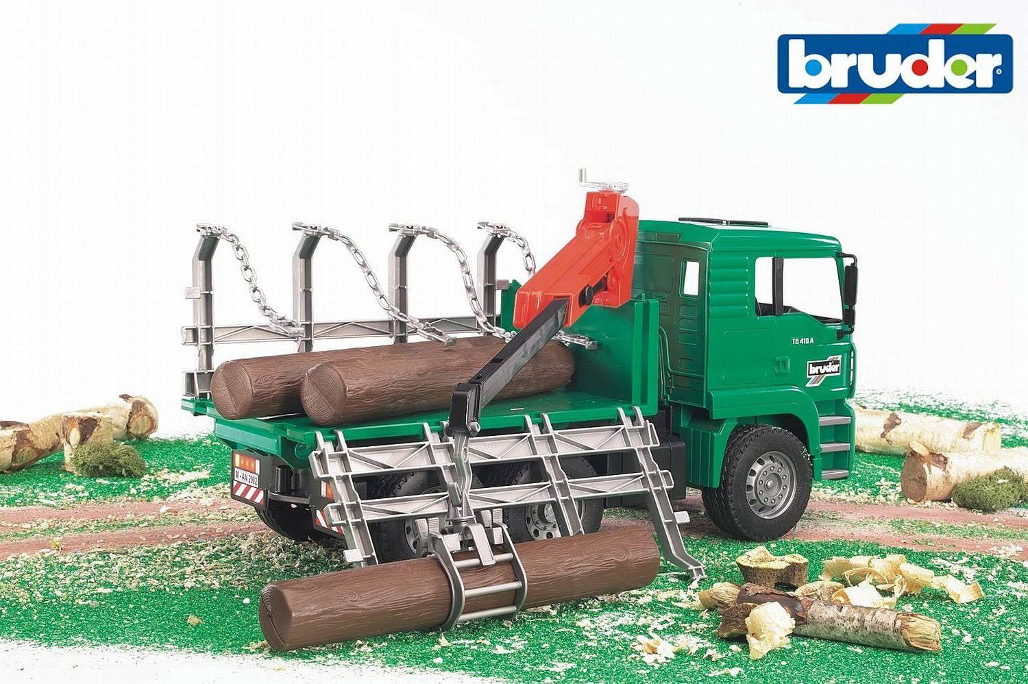 Een groene speelgoed-vrachtwagen van Bruder laadt houten stammen op met een grijparm. Op de achtergrond zijn logo's en groene matten zichtbaar.