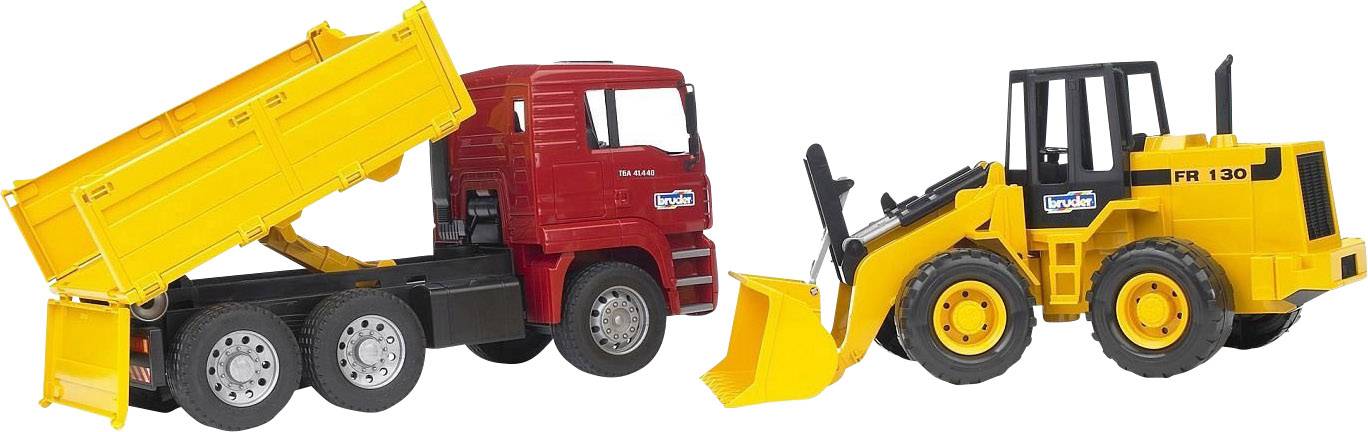 Een rode speelgoed-vrachtwagen met een gele kiepbak en een gele speelgoedgraafmachine staan naast elkaar op een wit oppervlak.