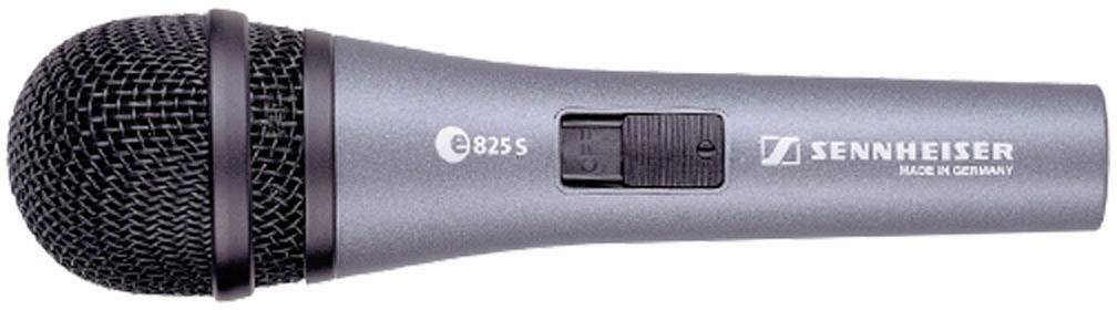 Een grijs Sennheiser-microfoonmodel E825S met aan-/uitschakelaar. Geschikt voor zang- en spraakopnames.